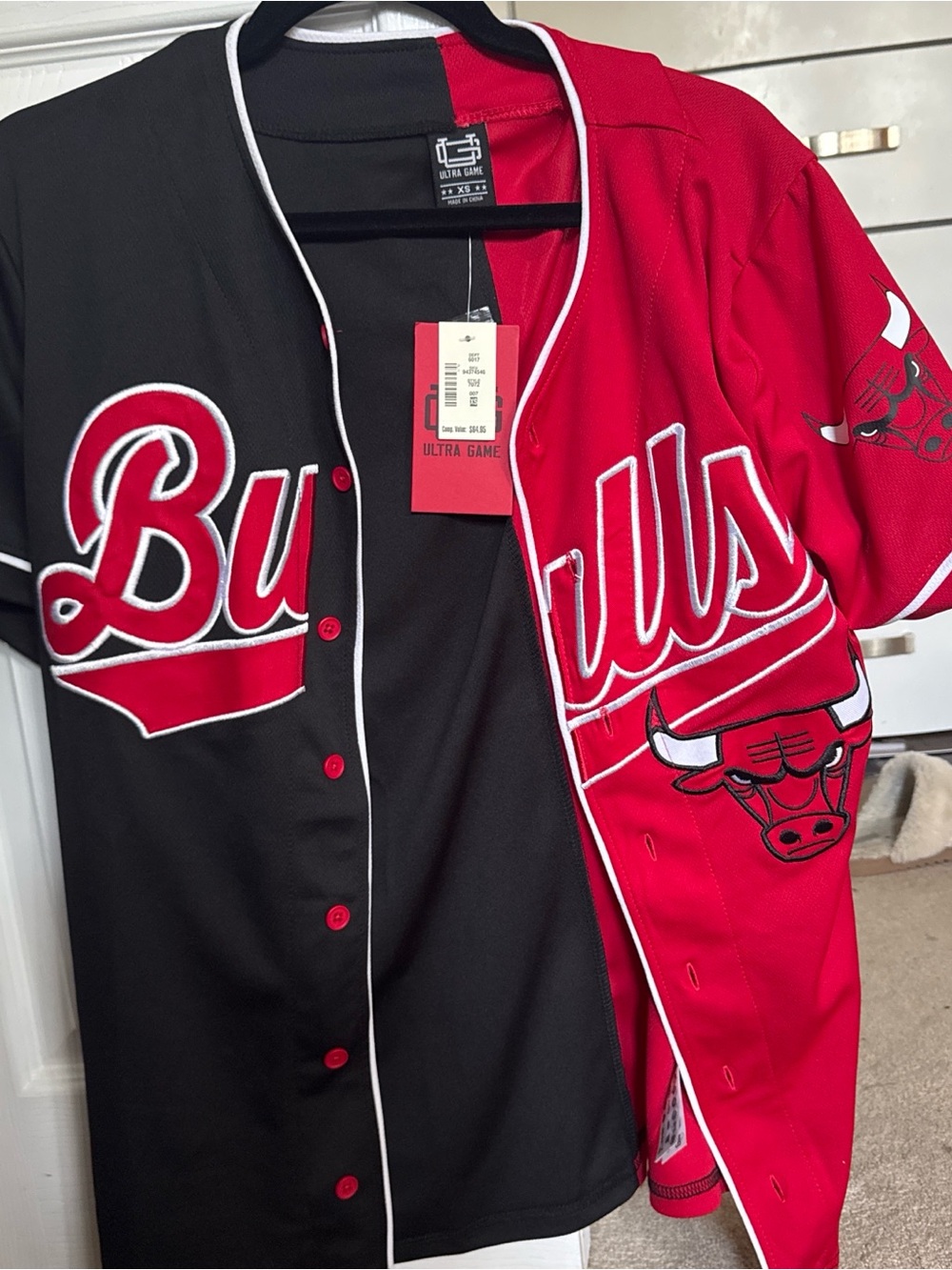 Chicago Bulls Split-Panel Baseball Jersey in Red & Black